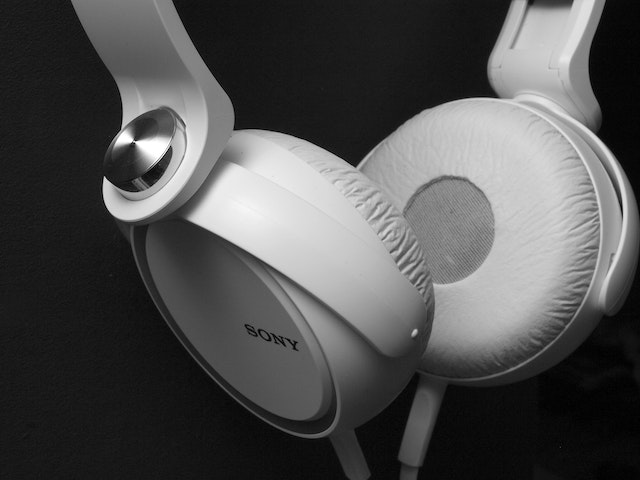 sony-1000xm4-noise-cancelling-headphones-as-luxury-gift-to-get-for-yourself-or-loved-one